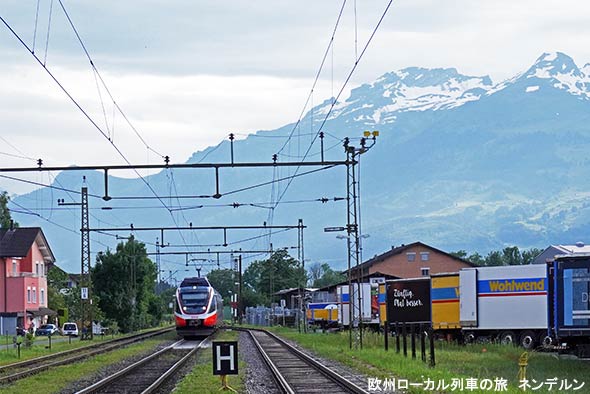ネンデルン駅に到着するフェルトキルヒ行き